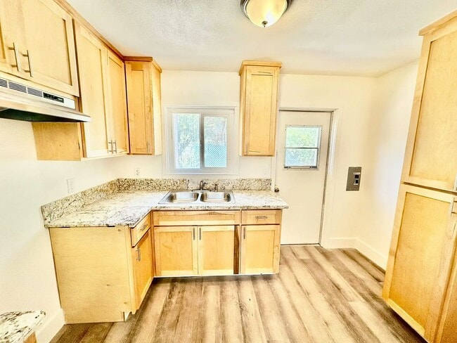 4221 W Belmont Ave in Fresno, CA - Building Photo - Building Photo