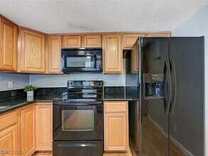 3930 University Center Dr in Las Vegas, NV - Foto de edificio - Building Photo