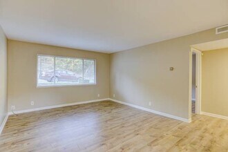 2220 Lake Rd, Unit C7 in Belmont, CA - Building Photo - Building Photo