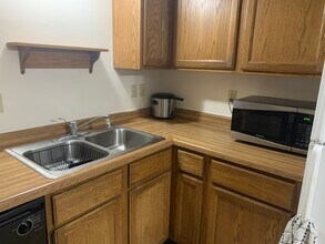 1008 Hackberry Dr in Marshall, MN - Foto de edificio - Building Photo