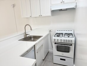 240 S Reeves Dr in Beverly Hills, CA - Building Photo - Building Photo