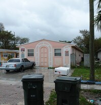 711 SW 10th St in Dania Beach, FL - Building Photo