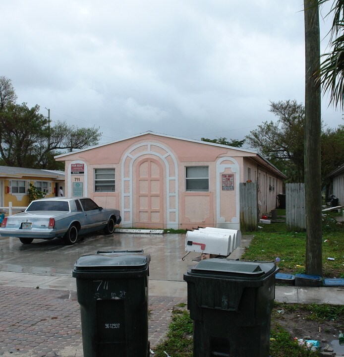 711 SW 10th St in Dania Beach, FL - Building Photo