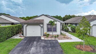 2514 Bedford Mews Dr in Wellington, FL - Building Photo