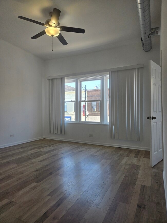 7055 N Clark St in Chicago, IL - Building Photo - Building Photo