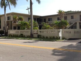 100 Cascade Ln in West Palm Beach, FL - Building Photo