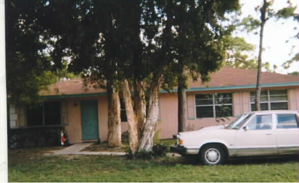 3932 Park Ln in Palm Springs, FL - Foto de edificio