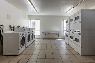 Ellendale Arms Apartments in Los Angeles, CA - Foto de edificio - Interior Photo