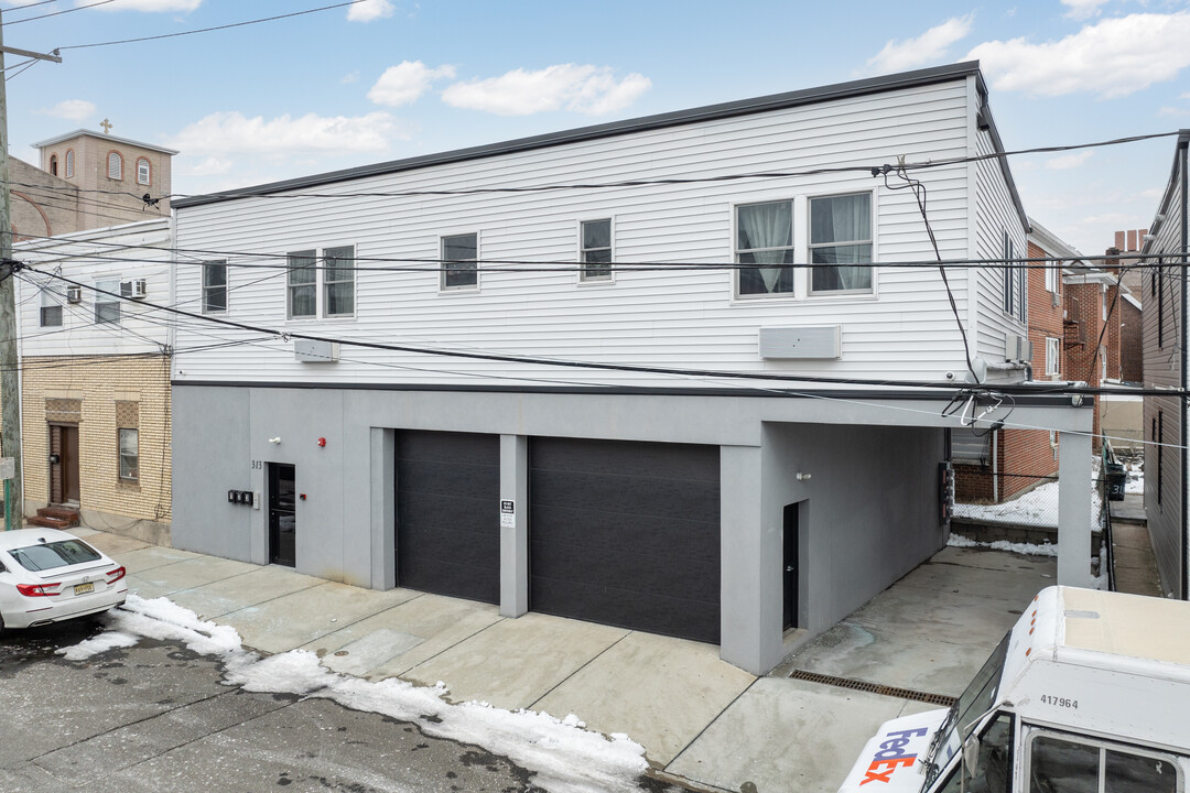 313 Henry St in Fairview, NJ - Building Photo