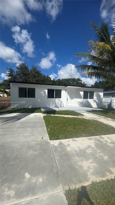 901 NW 116th St in Miami, FL - Building Photo