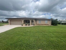 110 Sinclair St SE in Port Charlotte, FL - Building Photo