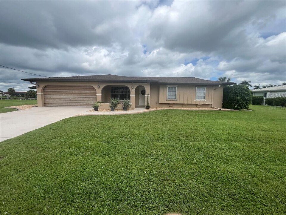 110 Sinclair St SE in Port Charlotte, FL - Building Photo