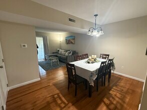 25 Padanaram Rd in Danbury, CT - Foto de edificio - Building Photo