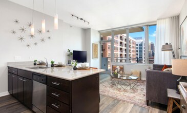 999 W Chicago Ave in Chicago, IL - Building Photo - Building Photo