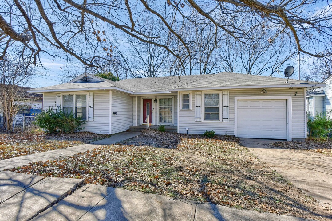 1024 S Rusk St in Sherman, TX - Building Photo