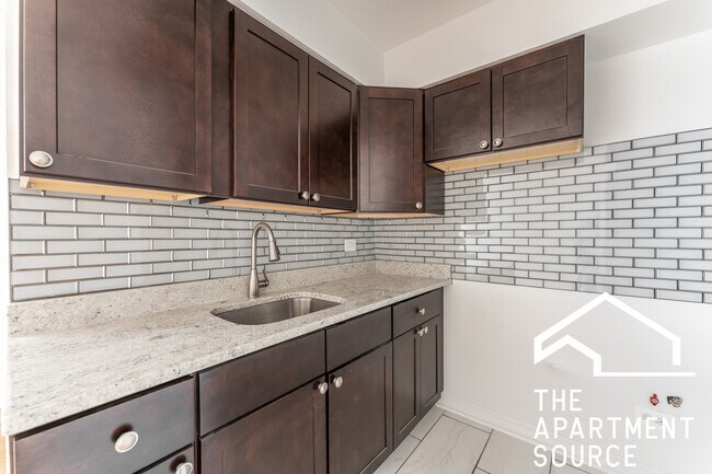 6830 N Sheridan Rd in Chicago, IL - Foto de edificio - Building Photo