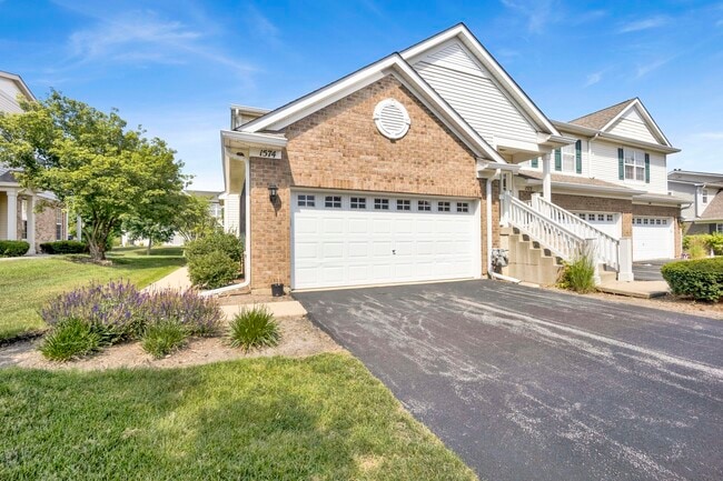 1574 Millbrook Dr in Algonquin, IL - Foto de edificio - Building Photo