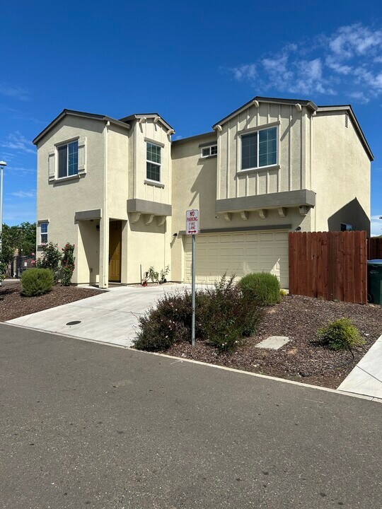 6757 Jujube Ln in Sacramento, CA - Building Photo