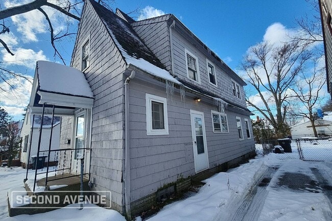 3870 Lee Heights Blvd in Cleveland, OH - Foto de edificio - Building Photo