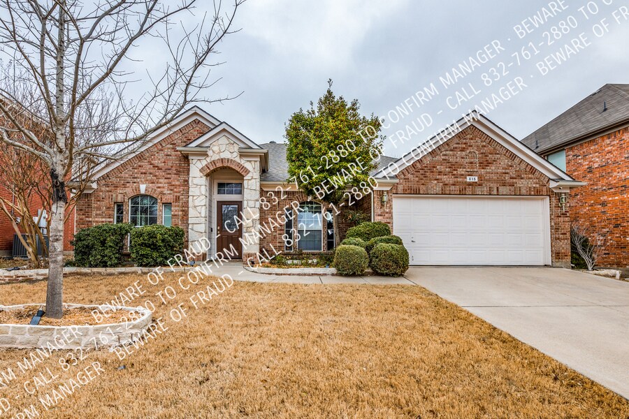 815 Hickory St in Burleson, TX - Foto de edificio