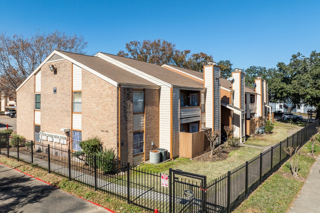 Forum Park Townhomes in Houston, TX - Building Photo