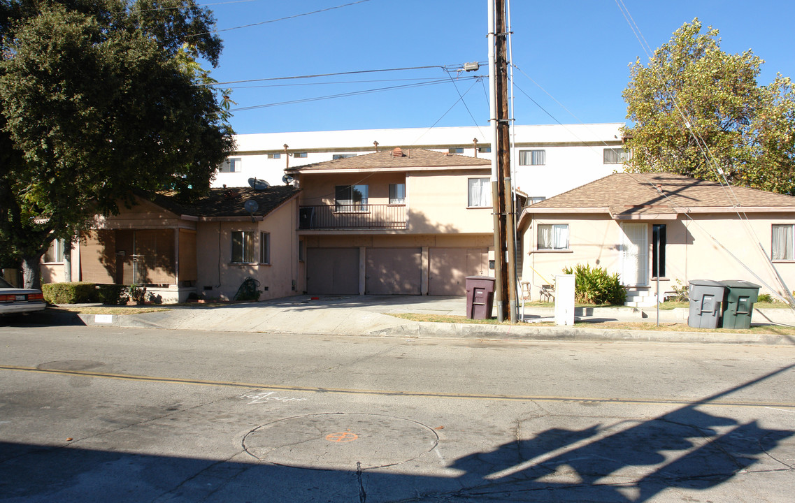 927 S Chevy Chase Dr in Glendale, CA - Building Photo