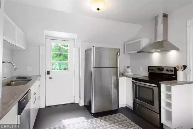 327 5th St SE in Minneapolis, MN - Building Photo - Building Photo