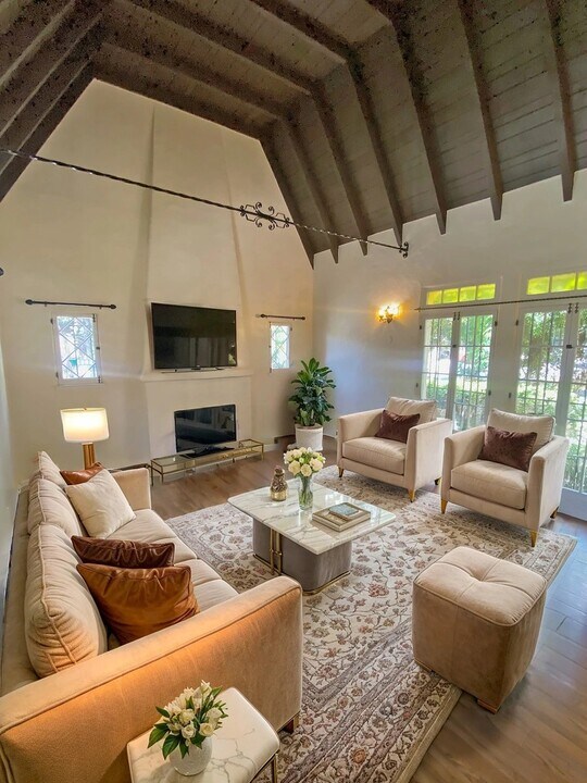 1150 N Curson Ave in West Hollywood, CA - Building Photo