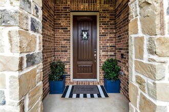 1027 Ginger Glade Ln in Pinehurst, TX - Foto de edificio - Building Photo