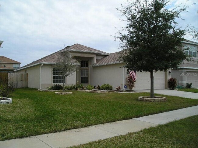 6807 Guilford Crest Dr in Apollo Beach, FL - Building Photo - Building Photo