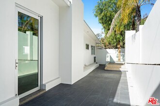 7470 Woodrow Wilson Dr in Los Angeles, CA - Foto de edificio - Building Photo