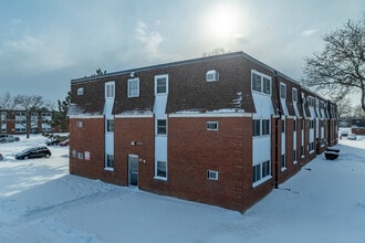 Meadowbrook Apartments in Windsor, ON - Foto de edificio - Building Photo