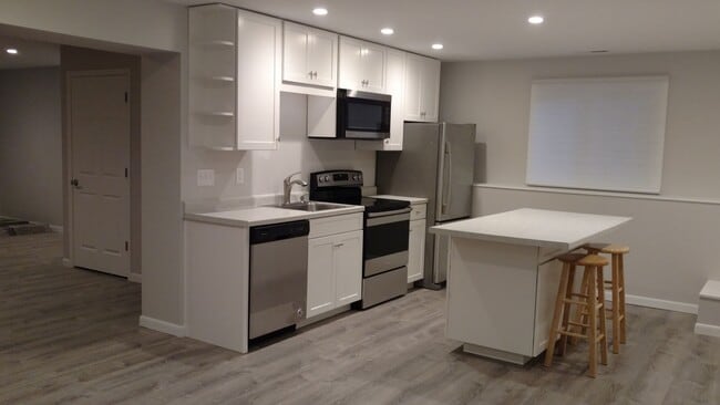 1556 Hillview Rd, Unit Lower level in Shoreview, MN - Building Photo - Building Photo