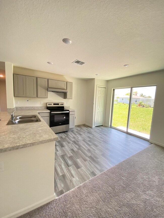 982 SW Gaitor Ave in Port St. Lucie, FL - Building Photo - Building Photo