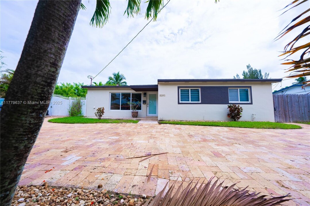 9101 SW 16th St in Miami, FL - Building Photo