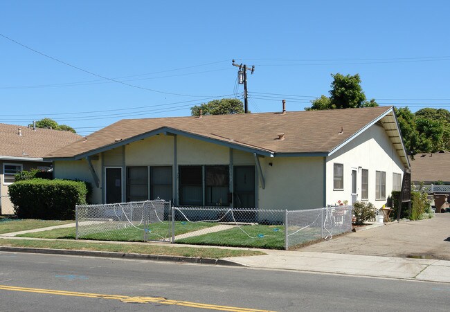 5980-5988 Woodland St in Ventura, CA - Foto de edificio - Building Photo