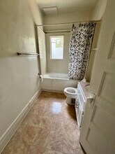 6200 De Longpre Ave, Unit B in Los Angeles, CA - Building Photo - Building Photo