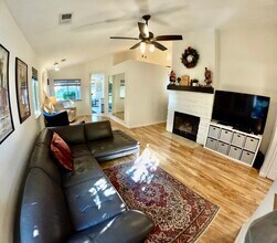 4929 Chelsea Glen Ct in Antelope, CA - Foto de edificio - Building Photo