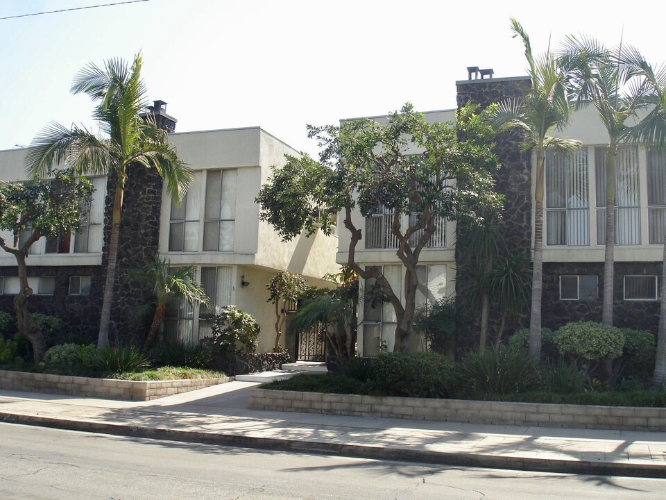 2714 W Clark Ave in Burbank, CA - Foto de edificio