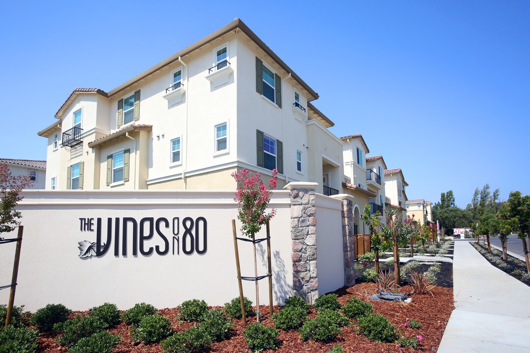 The Vines On 80 in Fairfield, CA - Foto de edificio