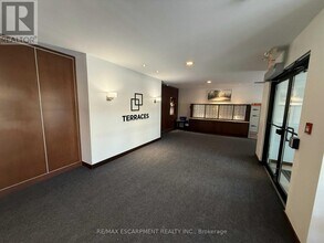 5070 Fairview St in Burlington, ON - Building Photo - Building Photo