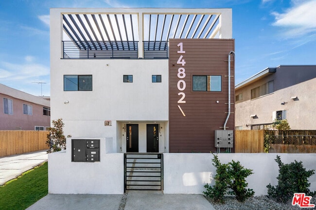 property at 14804 1/2 Vanowen St