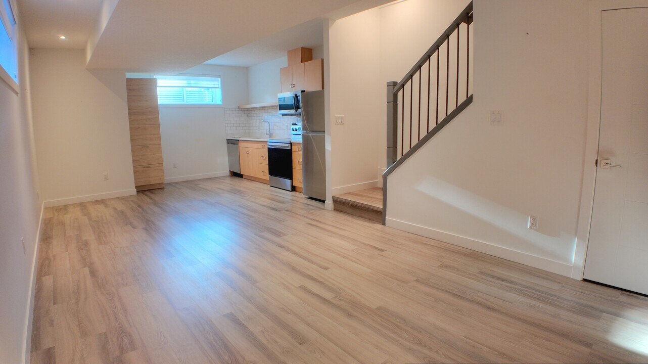 9818-9874 74 Ave NW in Edmonton, AB - Building Photo