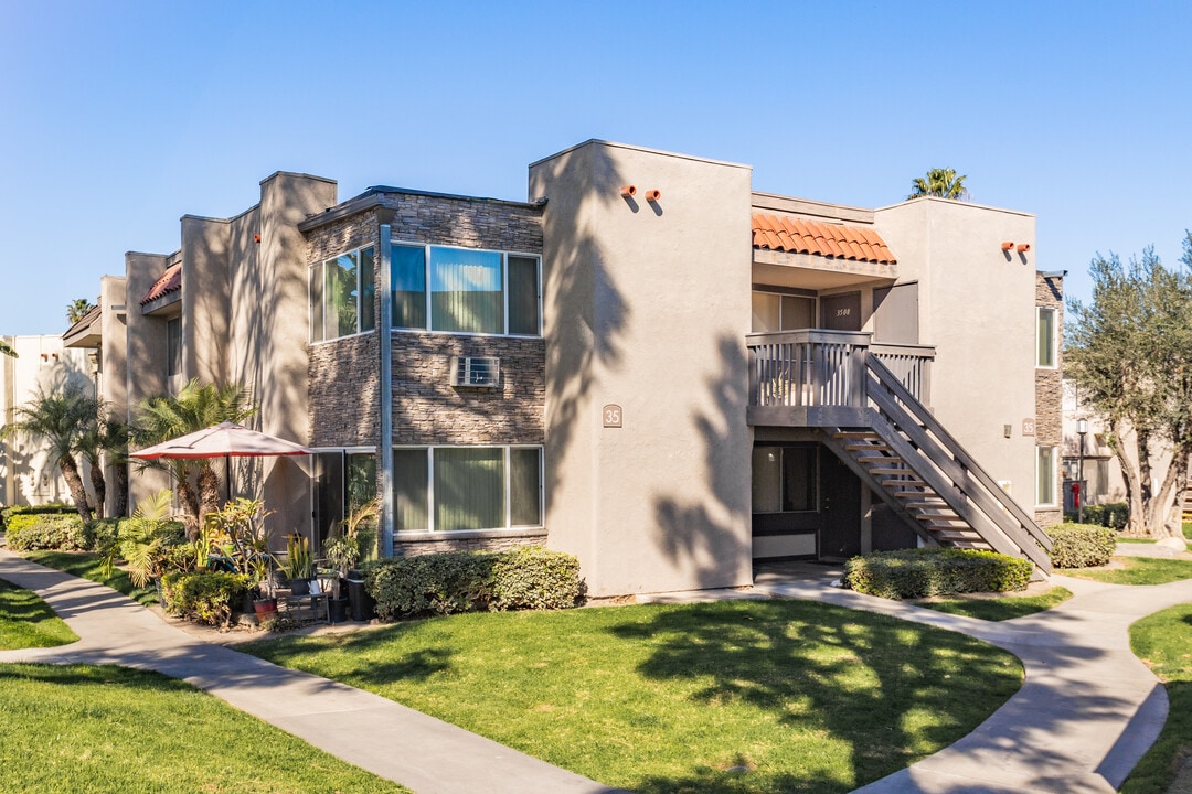 Brookside in La Palma, CA - Foto de edificio