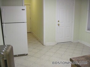 27 Fessenden St, Unit 2 in Boston, MA - Foto de edificio - Building Photo