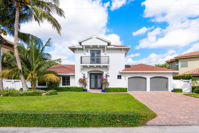 967 Cypress Dr in Delray Beach, FL - Foto de edificio - Building Photo