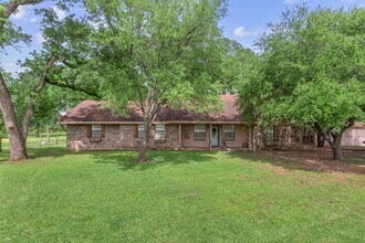 Extensively renovated 4bed,2bath farmhouse on 17 acres!! in College Station, TX - Building Photo - Building Photo