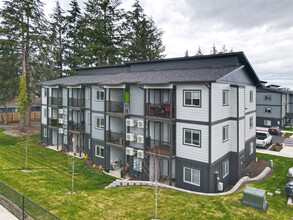 Riverbend Apartments in Salem, OR - Building Photo - Building Photo