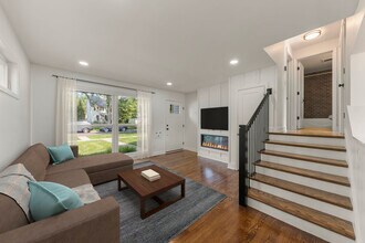 823 N Ellsworth St in Naperville, IL - Foto de edificio - Building Photo