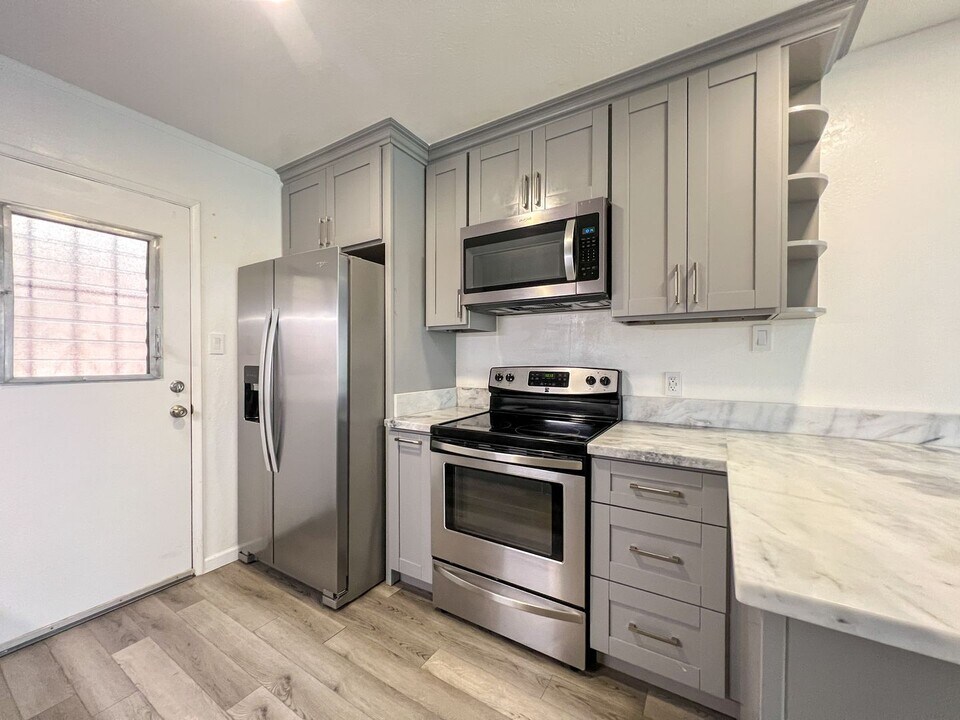 98-1363 Nola St in Pearl City, HI - Foto de edificio